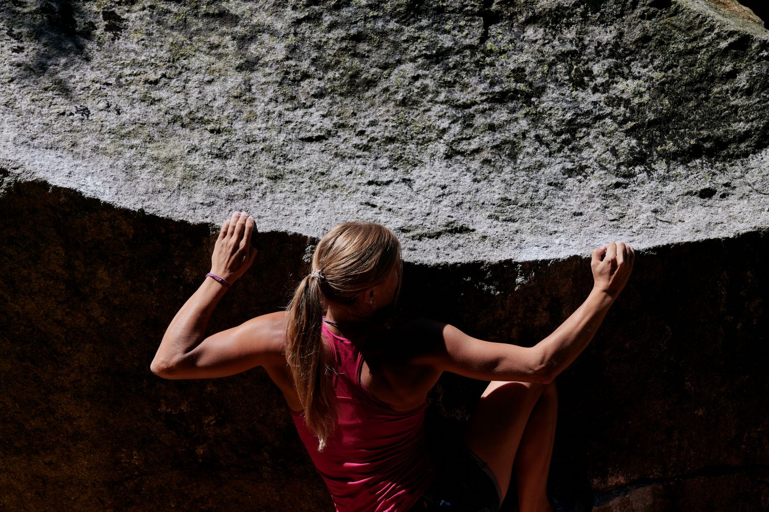 Frau beim Bouldern am Fels
