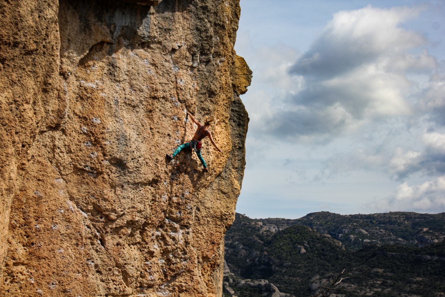 Frau beim Klettern in Margalef am Fels