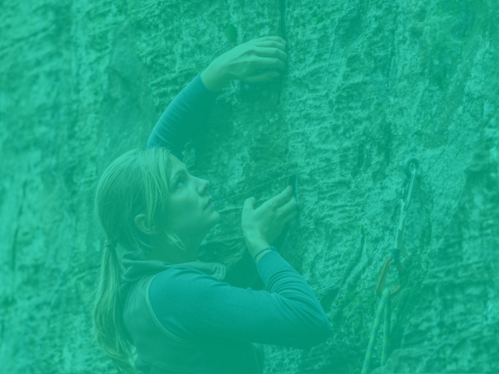 Frau beim Klettern am Fels türkies überlagert