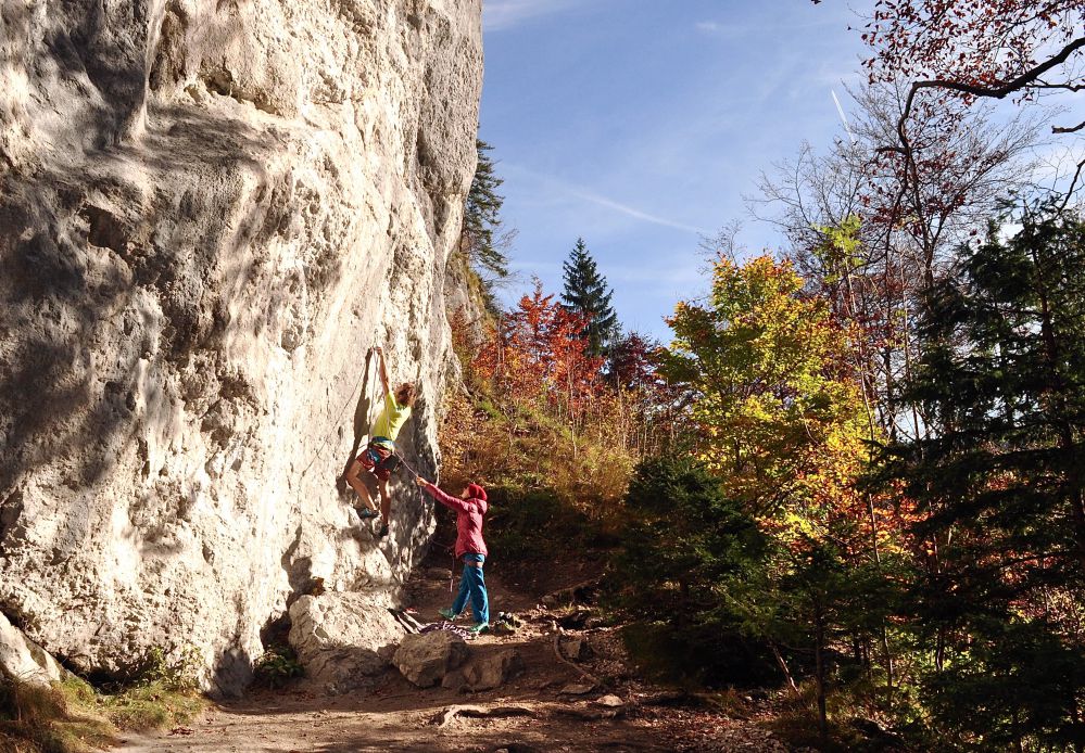 Seilschaft mit Gewichtsunterschied am Fels im Herbst -besonders schwerere Kletterer sollten das weiche Sichern beherrschen