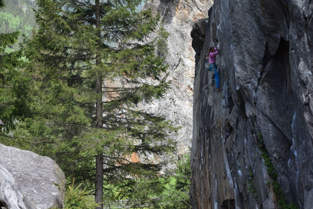 Frau beim Klettern im Zillertal in Tirol