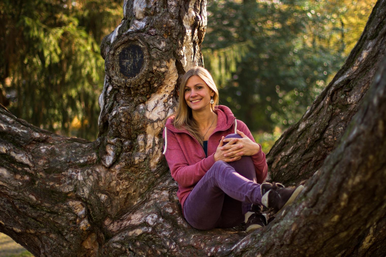Aletta auf Baum Portrait