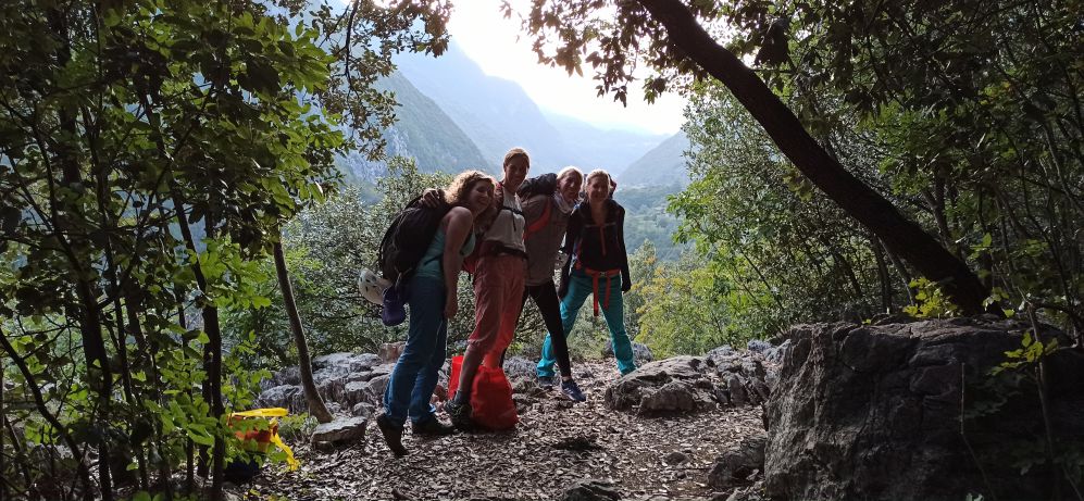 Frauengruppe im Wald beim Zustieg zum Klettern