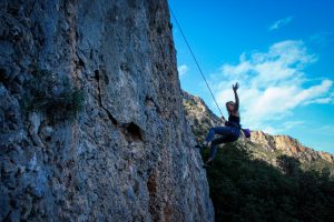 Frau beim Sturztraining am Fels