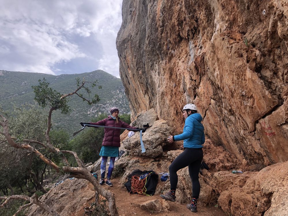 zwei Frauen beim Aufwärmen fürs Klettern am Fels