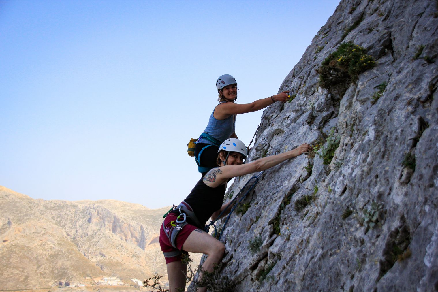 zwei Frauen beim Klettern am Fels