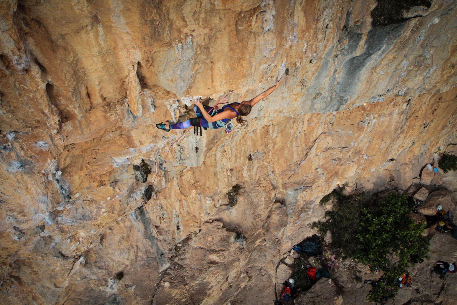Aletta beim Klettern in Theos Cave