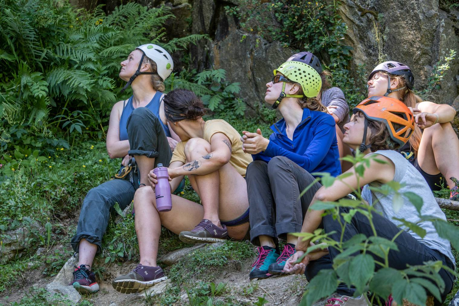 Frauen beim zuschauen beim Kletterworkshop outdoor