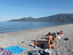Gruppe am Kiesstrand in Griechenland