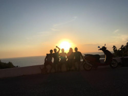 Gruppe vor Sonnenuntergang mit Scooter