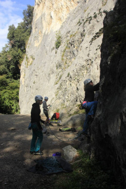 Frauen Klettern am Fels in Arco