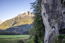 Frau klettert eine Felsroute im Ötztal