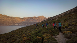 Klettergruppe läuft durch griechische Landschaft