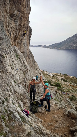 Frauen klatschen ein nach dem Klettern