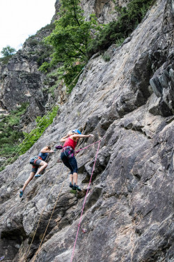 Frau stürzt beim Klettern