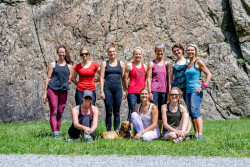 Frauengruppem am Kletterfels