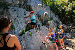 Frauen lernen Seiltechnik am Fels