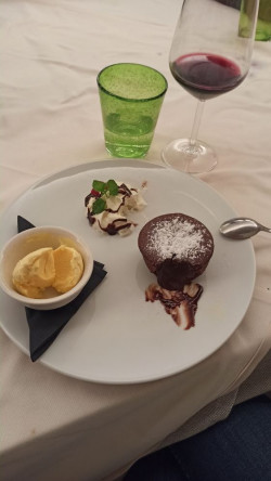 italienisches Dessert und Wein