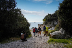 Zustieg Kletterreise Sardinien - Gruppe geht aufs Meer zu