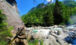 Gruppe beim Klettern am Fluss im Zillertal