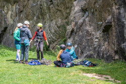 Frauengruppe beim Klettern am Wandfuß