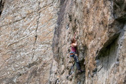 Frau beim Klettern an der Engelswand